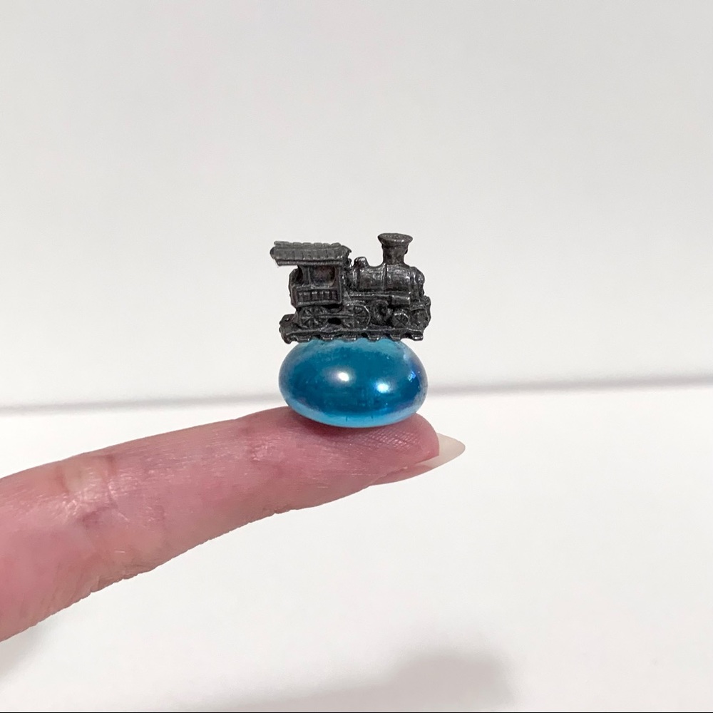 Hold Mini train figurine